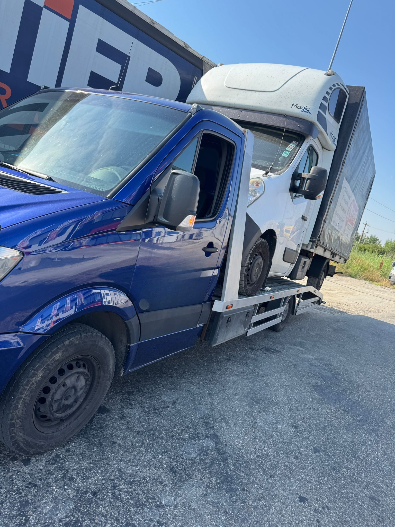 Autoutilitară transportată pe platformă