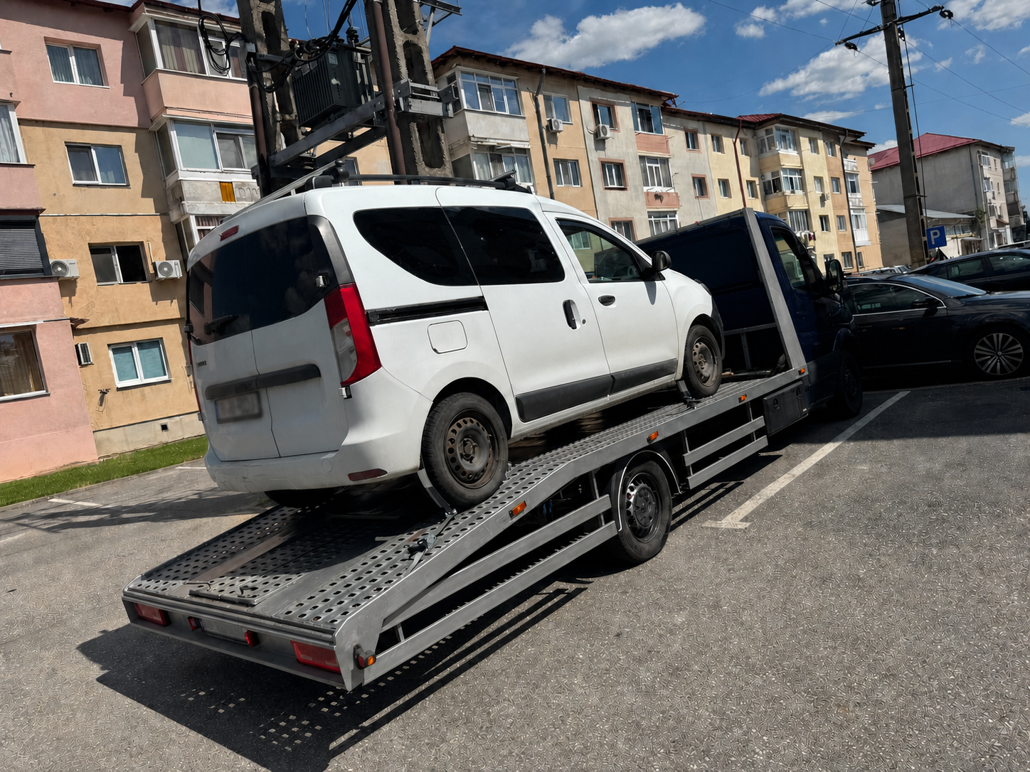 Tractări auto pe A1 București-Pitești 3 Autoutilitară albă încărcată pe o platformă auto