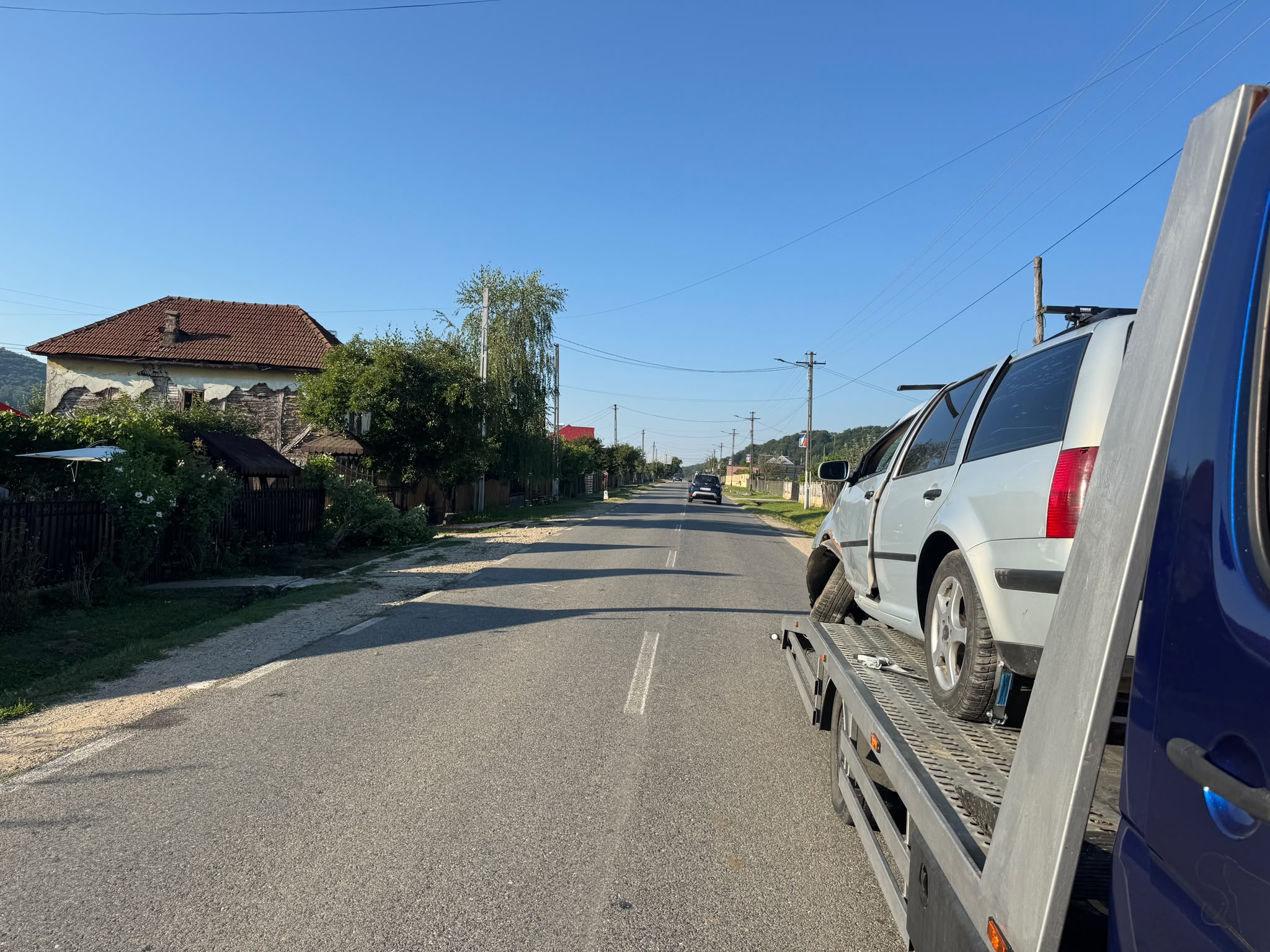 Tractări auto pe A1 București-Pitești 5 Autoturism avariat transportat pe platformă