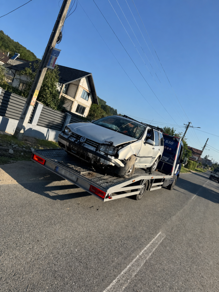 Sfaturi, Resurse 2 Autoturism avariat încărcat pe platforma Caro Tractări