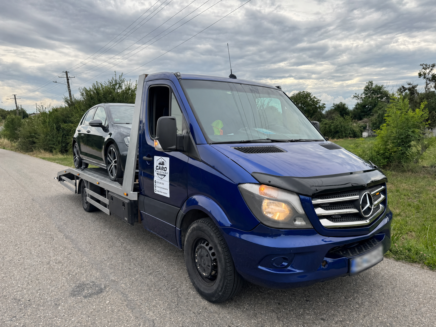 Tractări auto pe A1 București-Pitești 2 Platforma albastră Caro Tractări transportând un autoturism