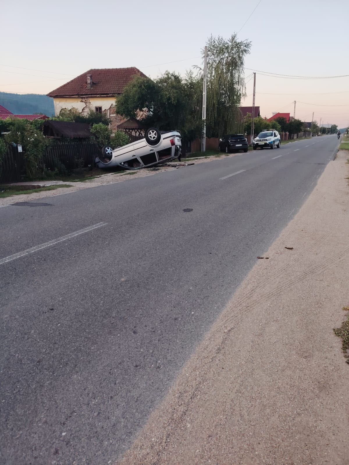 Tractări auto pe A1 București-Pitești 4 Autoturism răsturnat în afara carosabilului